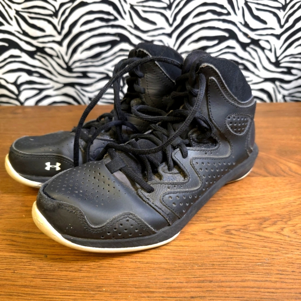AUC 0520 Thrifted Youth Kids Boys Sz. 4Y Under Armour High Top Shoes GWOSLOO1.29